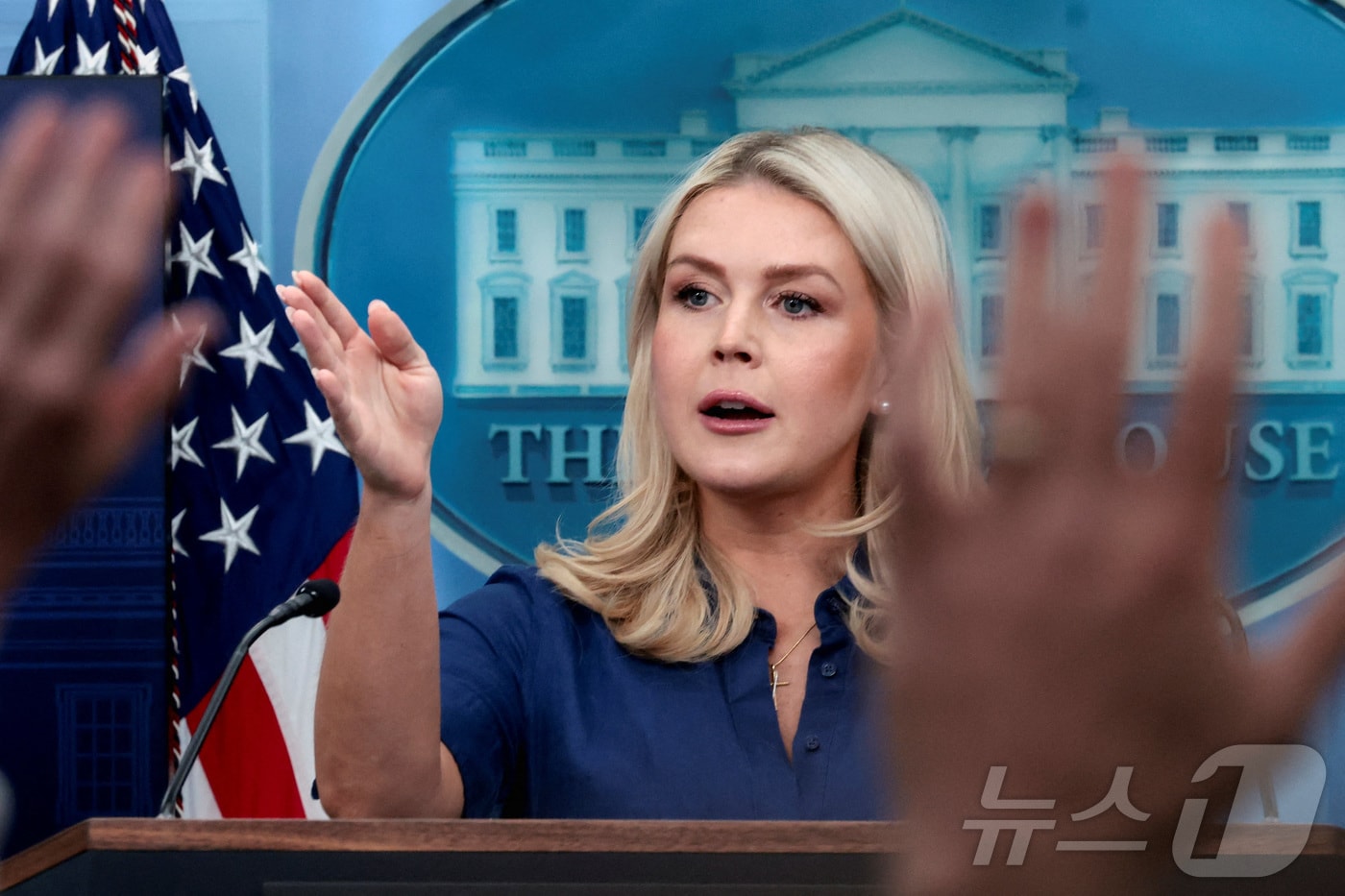 캐롤라인 레빗 미국 백악관 대변인이 8일(현지시간) 열린 언론 브리핑에서 질문자를 지명하고 있다. 2026.04.08. ⓒ 로이터=뉴스1