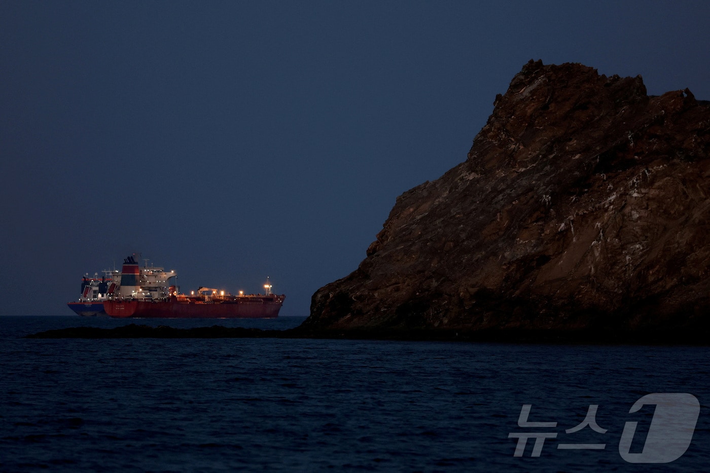 3월 10일(현지시간) 유조선 칼리스토호가 오만 무스카트 인근 해상에 정박해 있다. 이란은 7일 호르무즈 해협 인근 선박들에 혁명수비대 해군으로부터 통과 허가를 받지 않을 경우 격파할 것이라고 경고했다. 2026.03.10. ⓒ 로이터=뉴스1