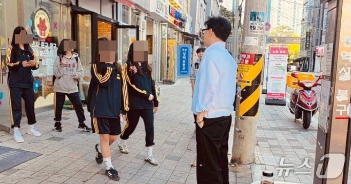  한동훈 전 국민의힘 대표는 8일 자신의 SNS에 부산 북구 만덕동 횡단보도 부근에서 학생들과 만나 스킨십을 나누는 모습을 실어 '부산 북구갑 출마'를 겨냥한 것 아니냐는 해셕을 낳았다. (SNS 갈무리) ⓒ 뉴스1