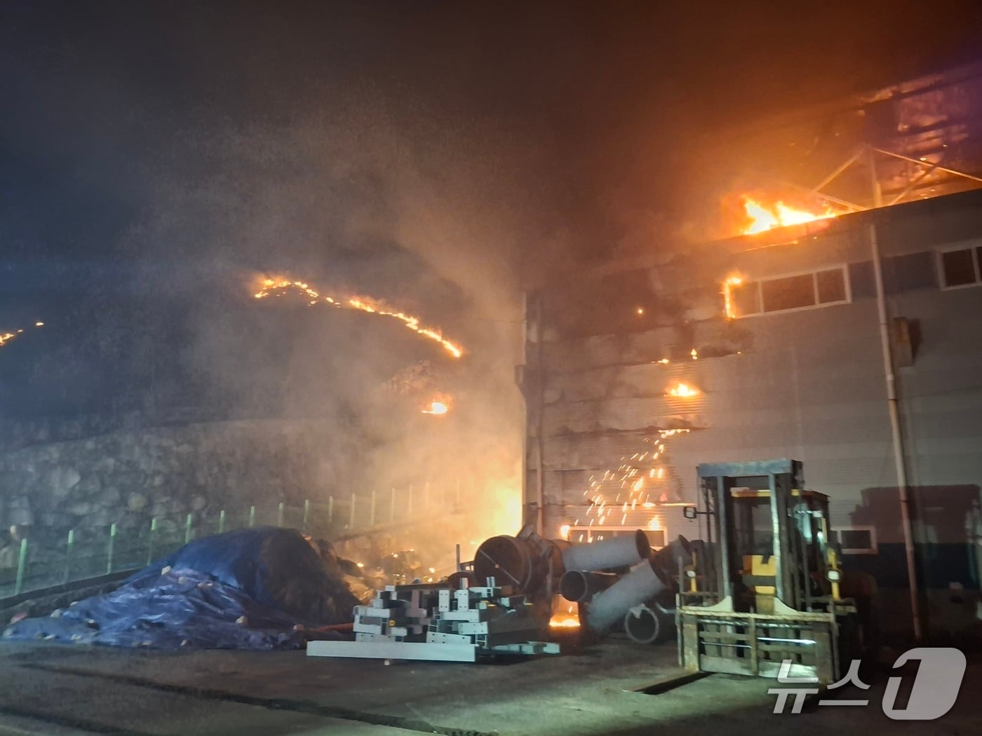 8일 오후 10시 46분쯤 경북 경주시 외동읍 제내리 한 공장에서 불이나 진화 대원들이 불을 끄고 있다.(경북소방본부 제공. 재판매 및 DB 금지)2026.4.9/뉴스1