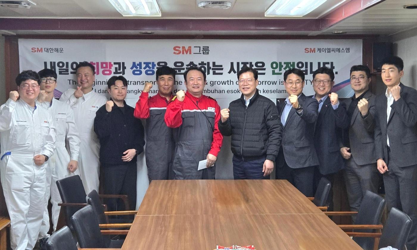 대한해운 이동수 대표이사(왼쪽 일곱 번째)와 KLCSM 권오길 대표이사(왼쪽 여덟 번째)가 지난 7일 한국가스공사 인천기지에 정박 중인 액화천연가스(LNG) 운반선 케이 프리지아(K.FREESIA)호에서 경영진 합동 안전점검을 마치며 곽성남 선장(왼쪽 여섯 번째)을 비롯한 승조원들과 기념촬영을 하고 있다. (SM그룹 제공)