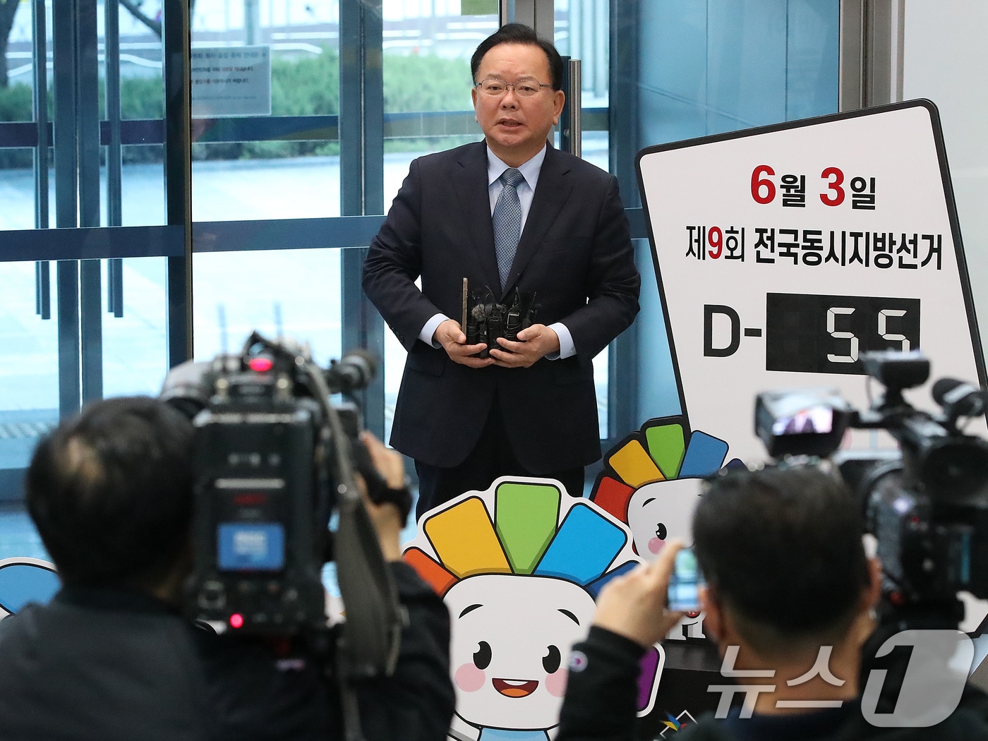 6·3 지방선거 더불어민주당 대구시장 후보로 출마하는 김부겸 전 국무총리가 9일 오전 대구시선거관리위원회를 찾아 예비후보 등록을 마친 뒤 취재진 질문에 답하고 있다. 2026.4.9 ⓒ 뉴스1 공정식 기자