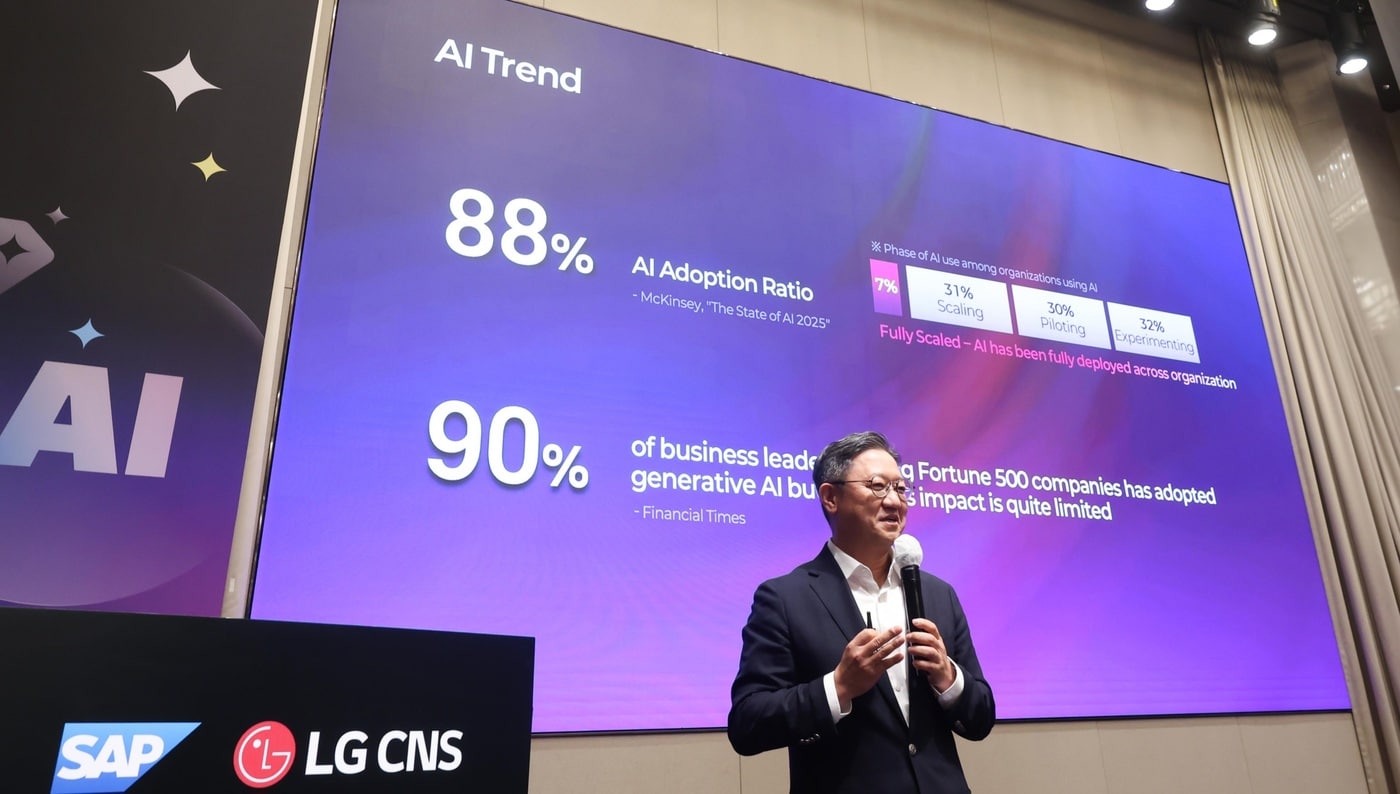 LG CNS와 SAP가 공동 주최한 'Business AI for ERP Summit'에서 내한신 LG CNS 엔터프라이즈솔루션사업부장 전무가 발표하는 모습.(LG CNS 제공)