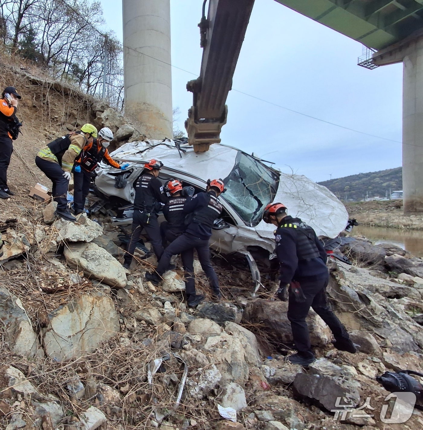 9일 오전 6시 24분쯤 경북 경주시 강동면 왕신리 20번 국도에서 SUV가 30m 다리 아래로 추락했다. (경북소방본부 제공, 재판매 및 DB금지) 2026.4.9/뉴스1