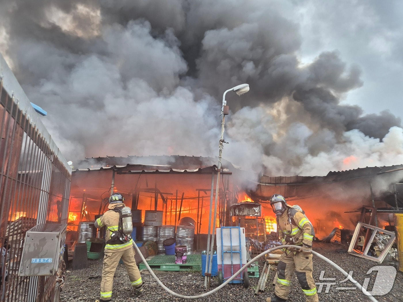 영천 금호읍 건자재 상가 화재가 1시간 40여분만에 진화됐다.(경북소방 제공. 재판매 및 DB금지)/뉴스1