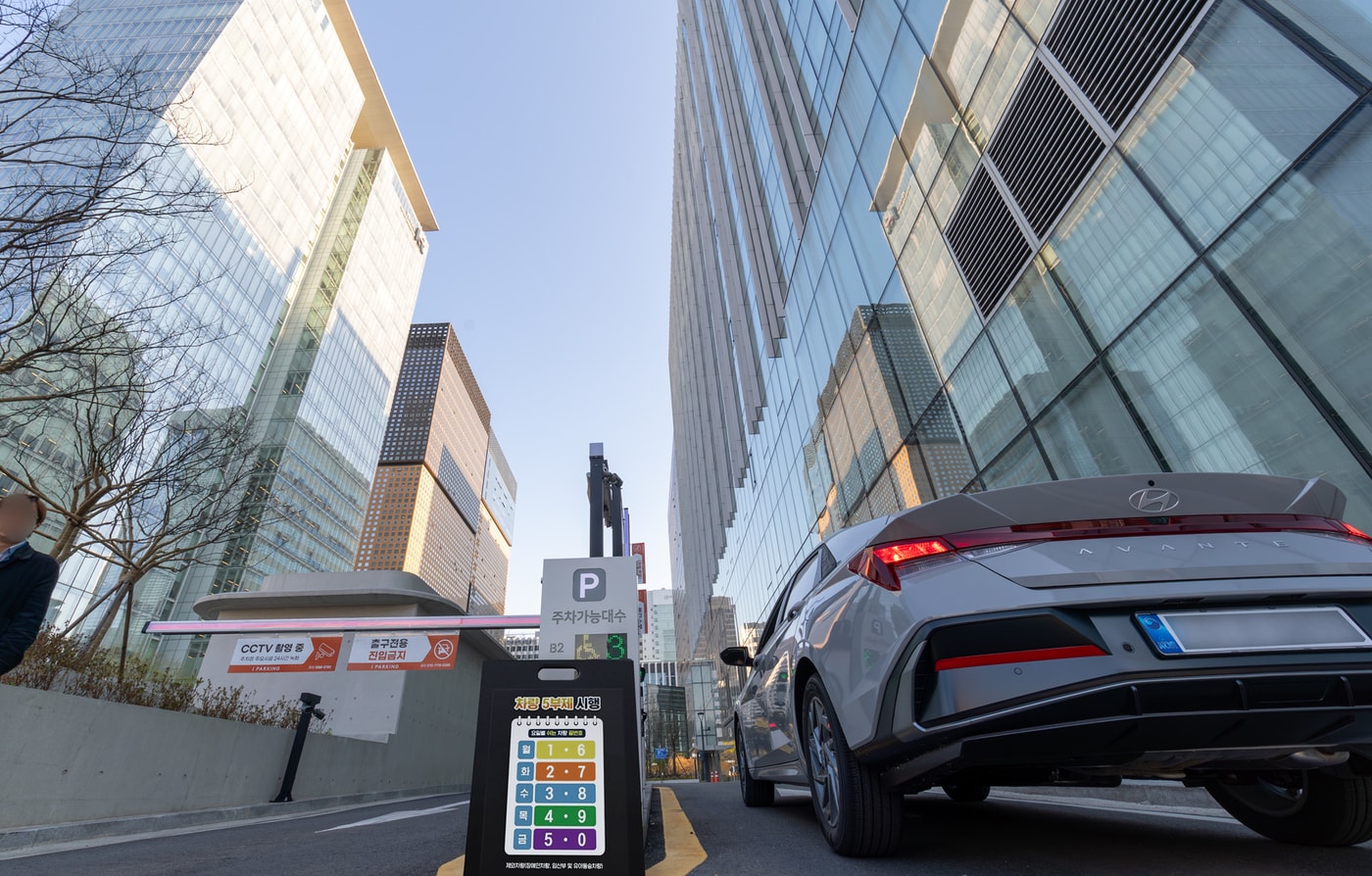 KT가 정부의 자원 안보 위기 대응 정책에 적극 동참하고 전사적인 에너지 절감 문화 확산을 위해 전국 318개 사옥을 대상으로 차량 5부제를 확대 시행한다.(KT 제공)
