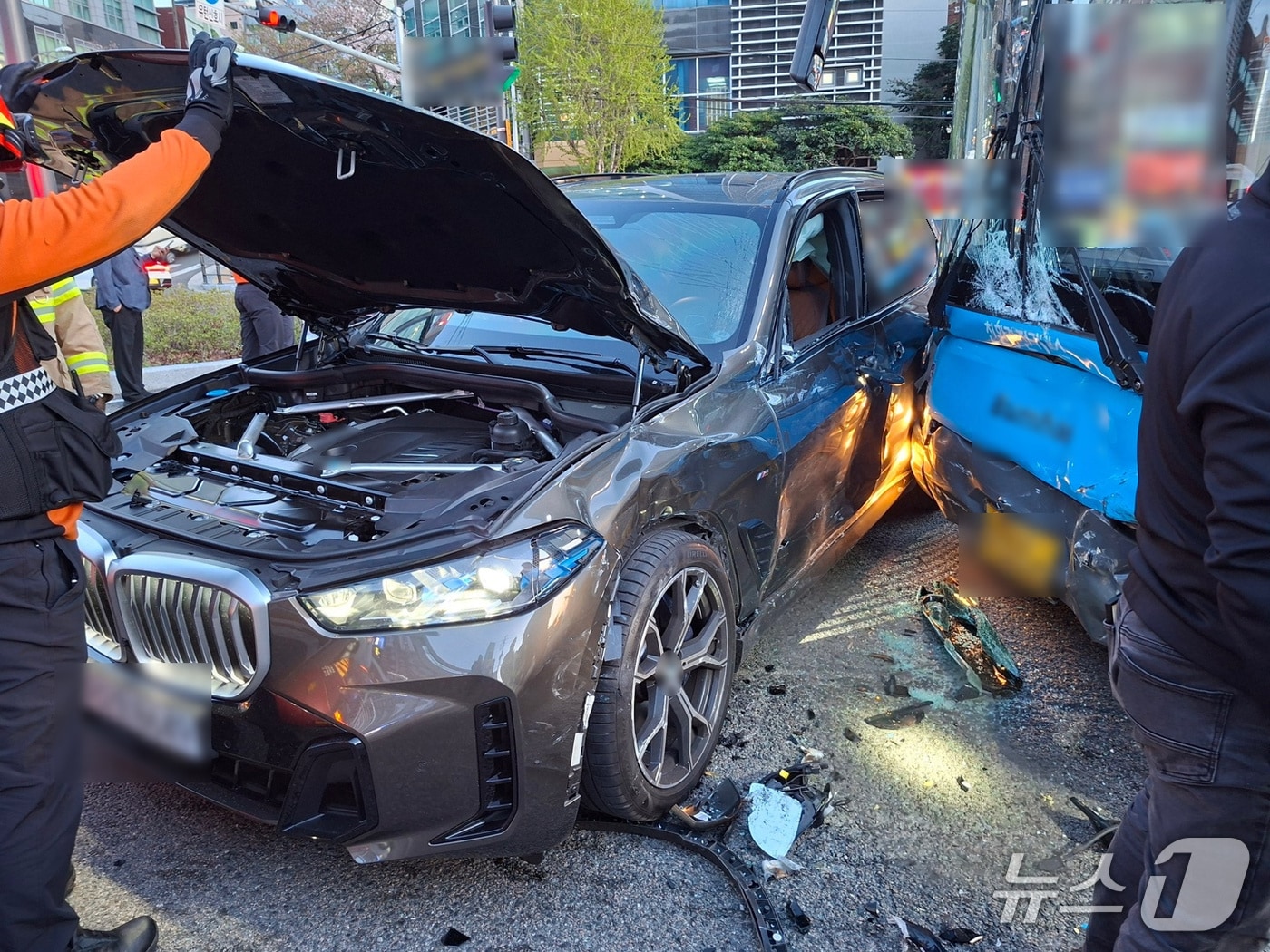 사상구 가야대로 냉정역 인근 교통사고 현장을 경찰 인력과 소방 대원이 현장을 수습하고 있다.(부산경찰청 제공. 재판매 및 DB금지)