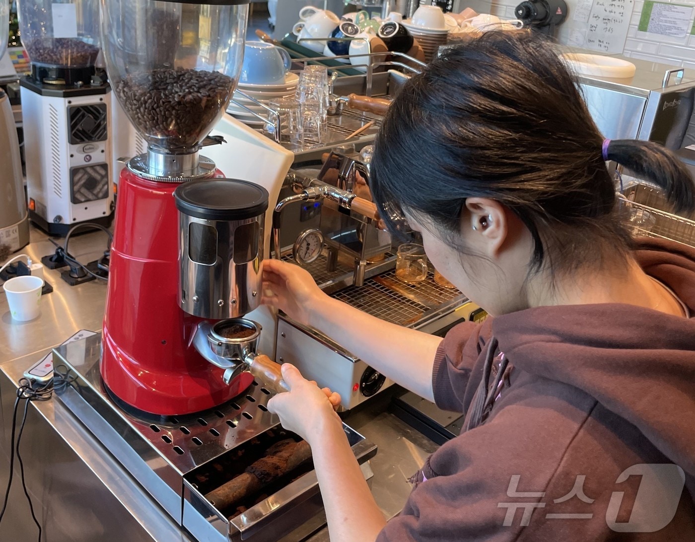 경북 영양군은 농어촌 기본소득 지원금을 활용해 주민들이 커피 전문 교육을 받는 지역 순환경제 사례를 소개했다. /뉴스1