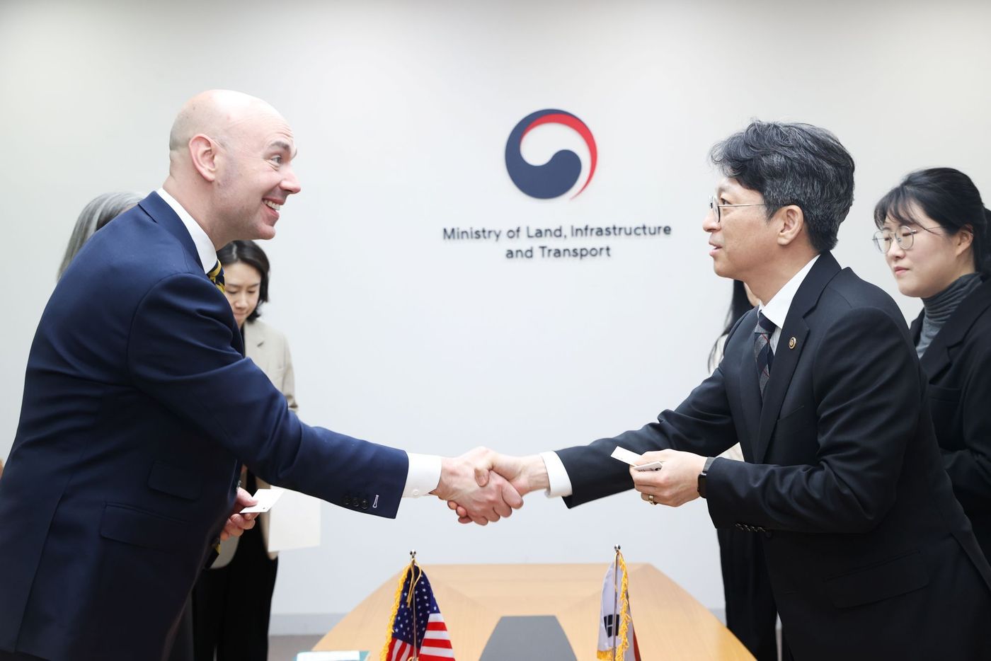 홍지선 국토부 2차관(오른쪽)이 9일 조나단 모리슨 미국 도로교통안전청장과 면담을 하고 있다.(국토교통부 제공)뉴스1ⓒ news1