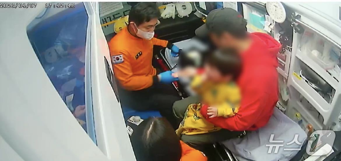 건전지 삼킨 영아 치료하는 강원소방 구급대원들.(횡성소방서 제공, 재판매 및 DB금지)