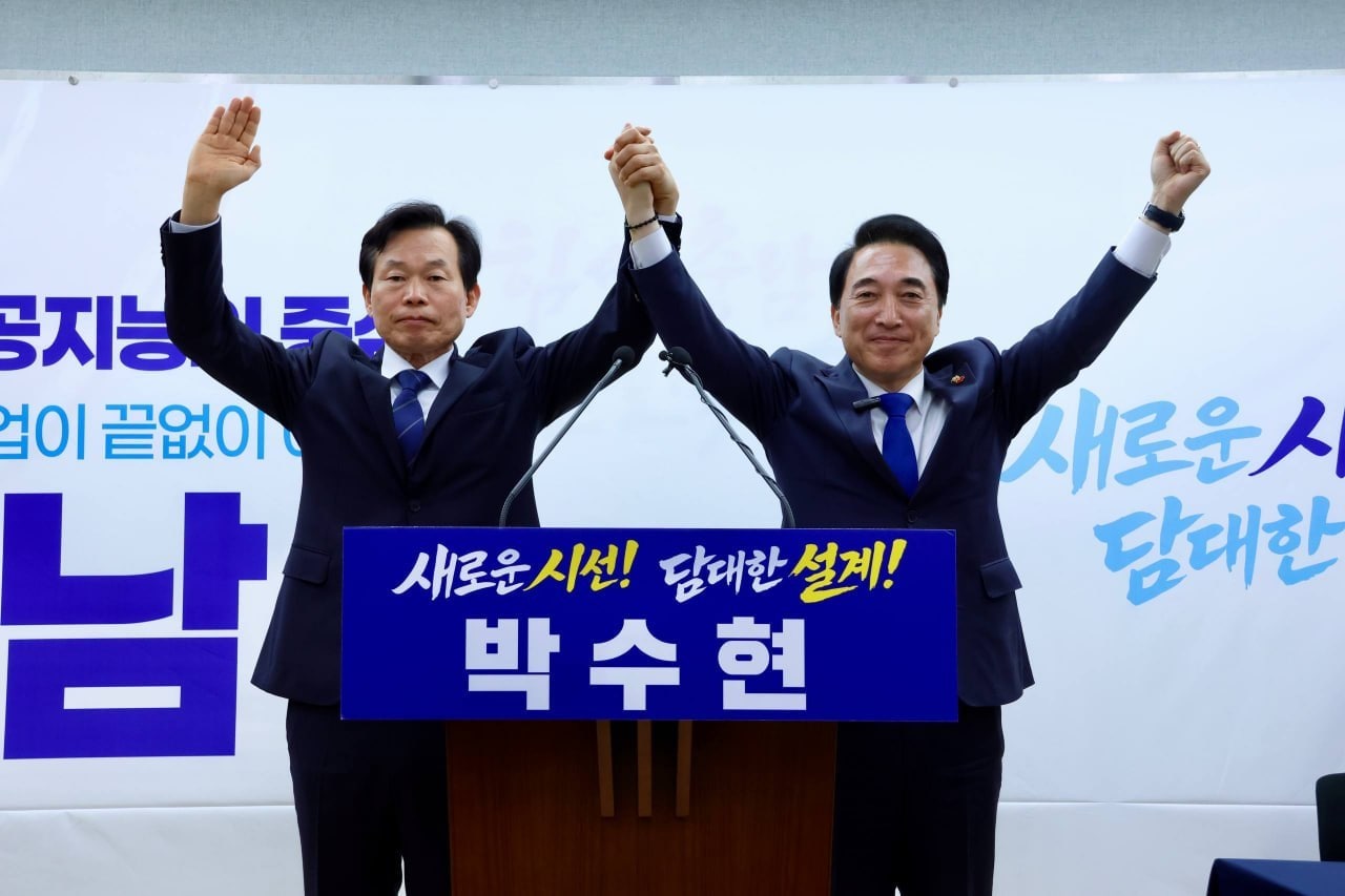  박수현 민주당 충남지사 후보(오른쪽)와 나소열 전 충남 서천군수.(박수현 캠프 제공. 재판매 및 DB금지)/뉴스1