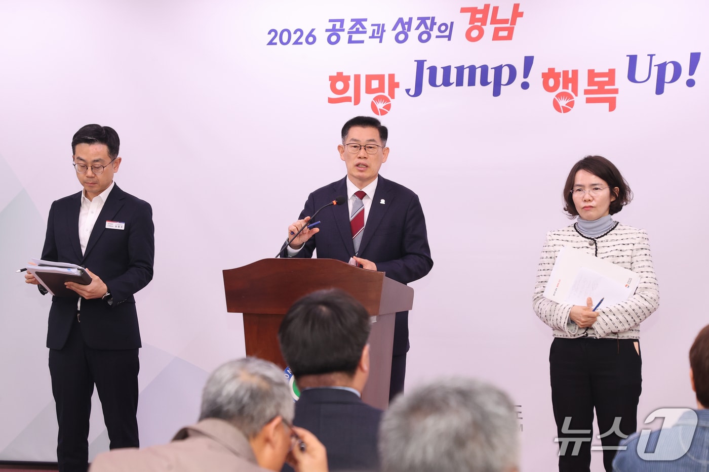 김기영 경남도 기획조정실장(가운데)이 9일 도청 프레스센터에서 도민연금 추가모집 관련 브리핑을 하고 있다.(경남도 제공. 재판매 및 DB금지)