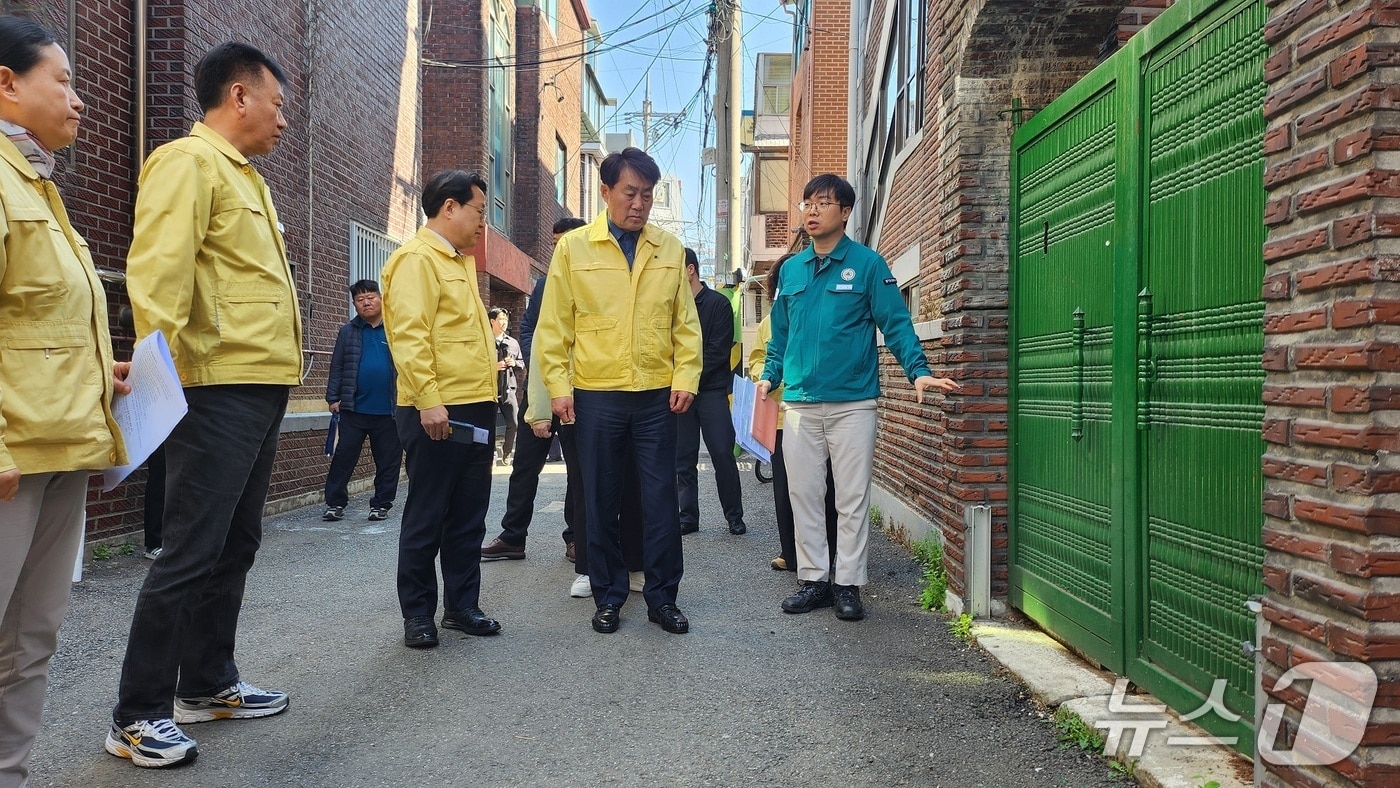 하은호 경기 군포시장(가운데)이 지난 7일 여름철 자연재난 사전대비 현장 점검을 진행하고 있다. (군포시 제공. 재판매 및 DB 금지) 2026.4.9/뉴스1