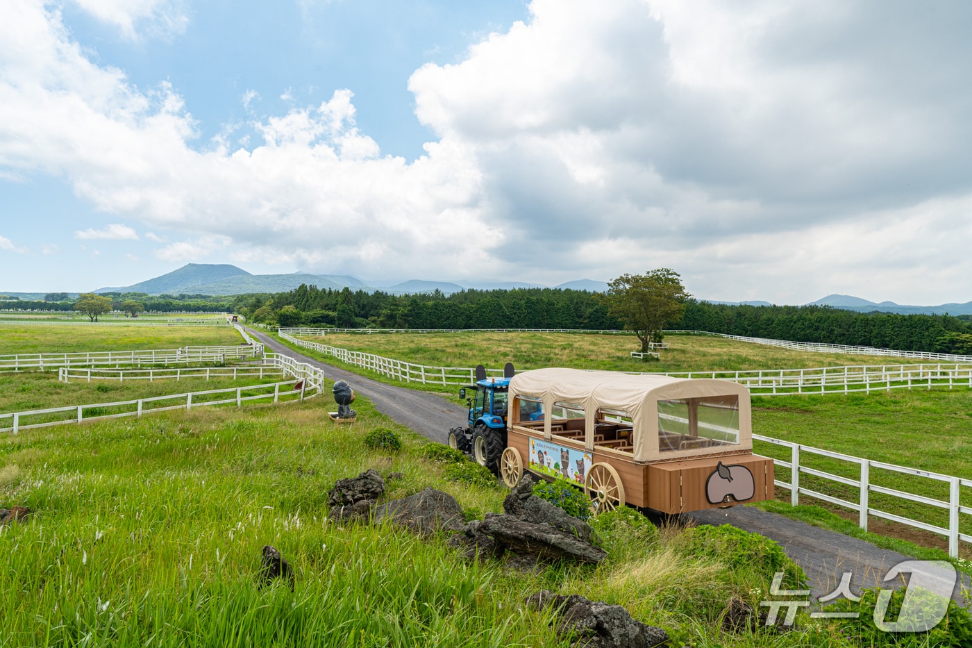 한국마사회 제주목장 '트랙터 마차 투어'.(한국마사회 제공. 재판매 및 DB 금지)
