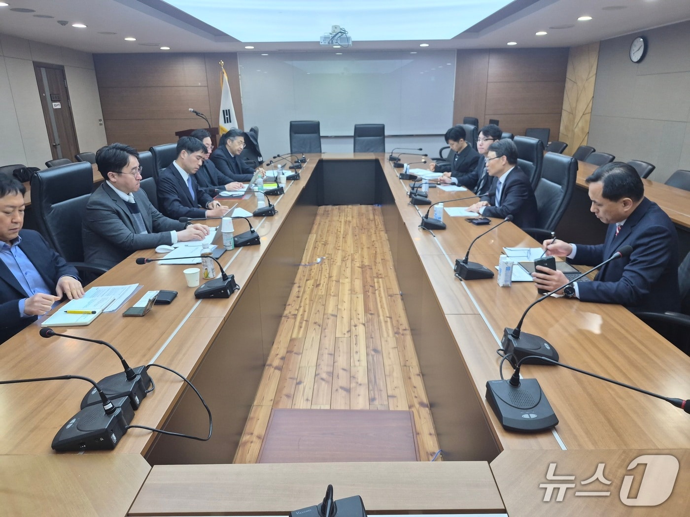 박은식 산림청장(오른쪽 두번째)이 중동전쟁 관련 목재산업계 현안 긴급점검을 위한 간담회를 주재하고 있다. (산림청 제공.재판매 및 DB금지)/뉴스1