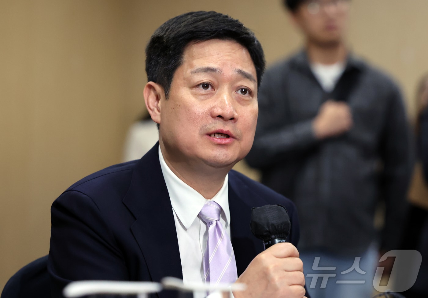 홍범식 LG 유플러스 대표가 9일 오후 서울 강남구 한국과학기술회관에서 열린 부총리 겸 과학기술정보통신부 장관-통신사 CEO 간담회에 참석해 모두발언을 하고 있다. 2026.4.9 ⓒ 뉴스1 김진환 기자