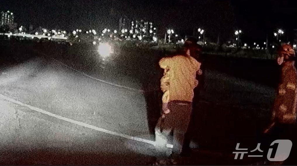 수은 건전지를 삼킨 25개월 환아의 긴급 장거리 이송을 위해 대체 투입된 중앙119구조본부 소속 소방헬기 '충강 2호'가 야간시간대 원주 인라인스케이트장에 착륙하여 구급대로부터 신속하게 환자를 인계받고 있다.(소방청 제공)