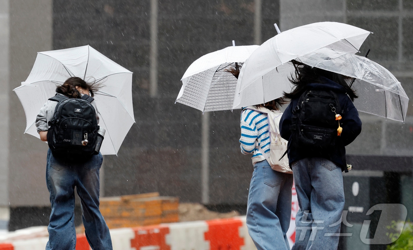 9일 광주 서구 월산동에서 아이들이 강한 비바람이 불자 우산을 조심스럽게 잡고 있다. 2026.4.9 ⓒ 뉴스1 김태성 기자