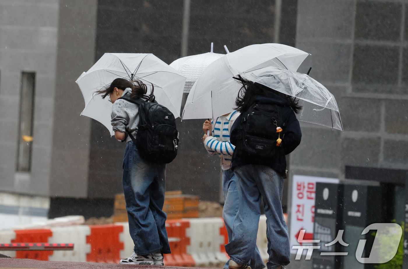 9일 광주 서구 월산동에서 아이들이 강한 비바람이 불자 우산을 조심스럽게 잡고 있다. 2026.4.9 ⓒ 뉴스1 김태성 기자