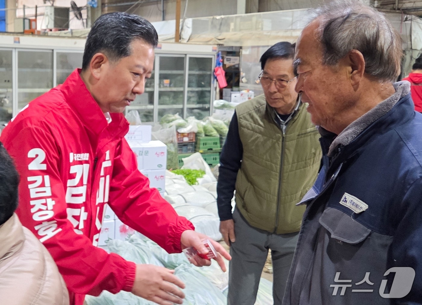 김장호 구미시장 예비후보가 9일 농수산물도매시장을 방문해 농민들과 대화하고 있다. (김장호 캠프 제공. 재판매 및 DB금지)/뉴스1