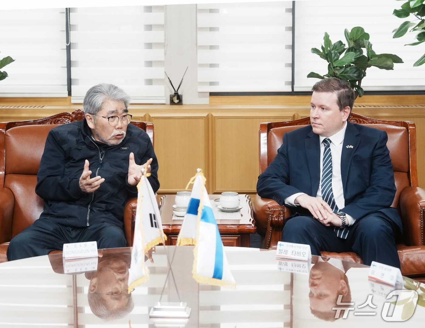 하동근 한국지역난방공사 사장(왼쪽)과 빌레 타비오 핀란드 국제통상개발장관이 대화를 하고 있다. ⓒ 뉴스1