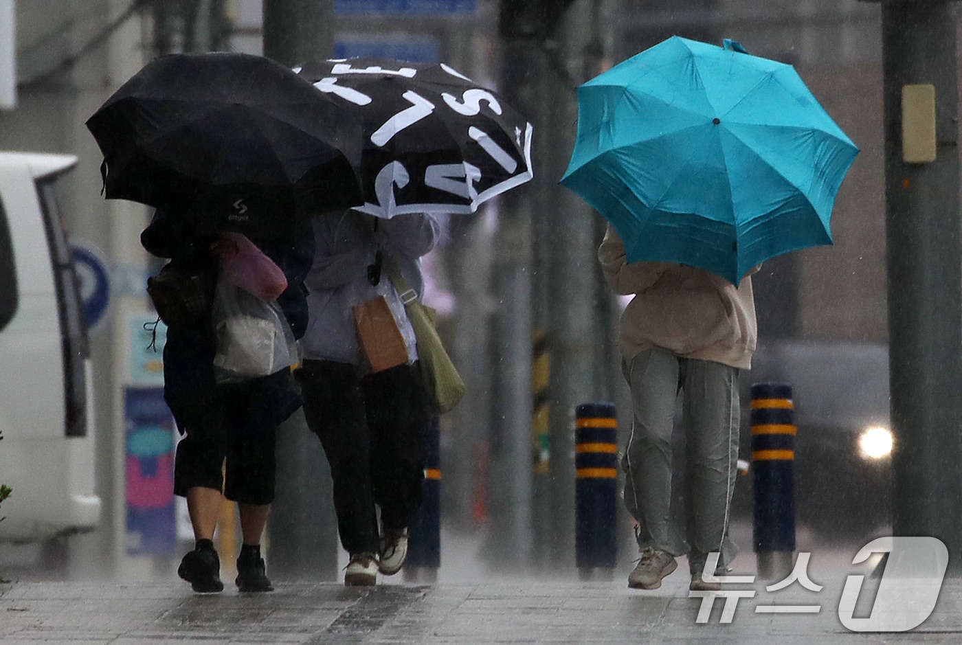 비가 내리는 길을 시민들이 우산을 들고 걷고 있다ⓒ 뉴스1