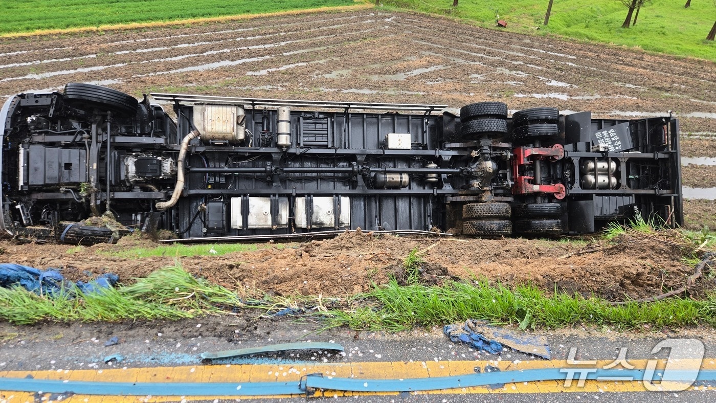 9일 오후 광주 서구 한 도로에서 미끄러지며 전도된 8톤 트럭의 모습.(사진=광주 서부소방서 제공. 재판매 및 DB 금지) 2026.4.9