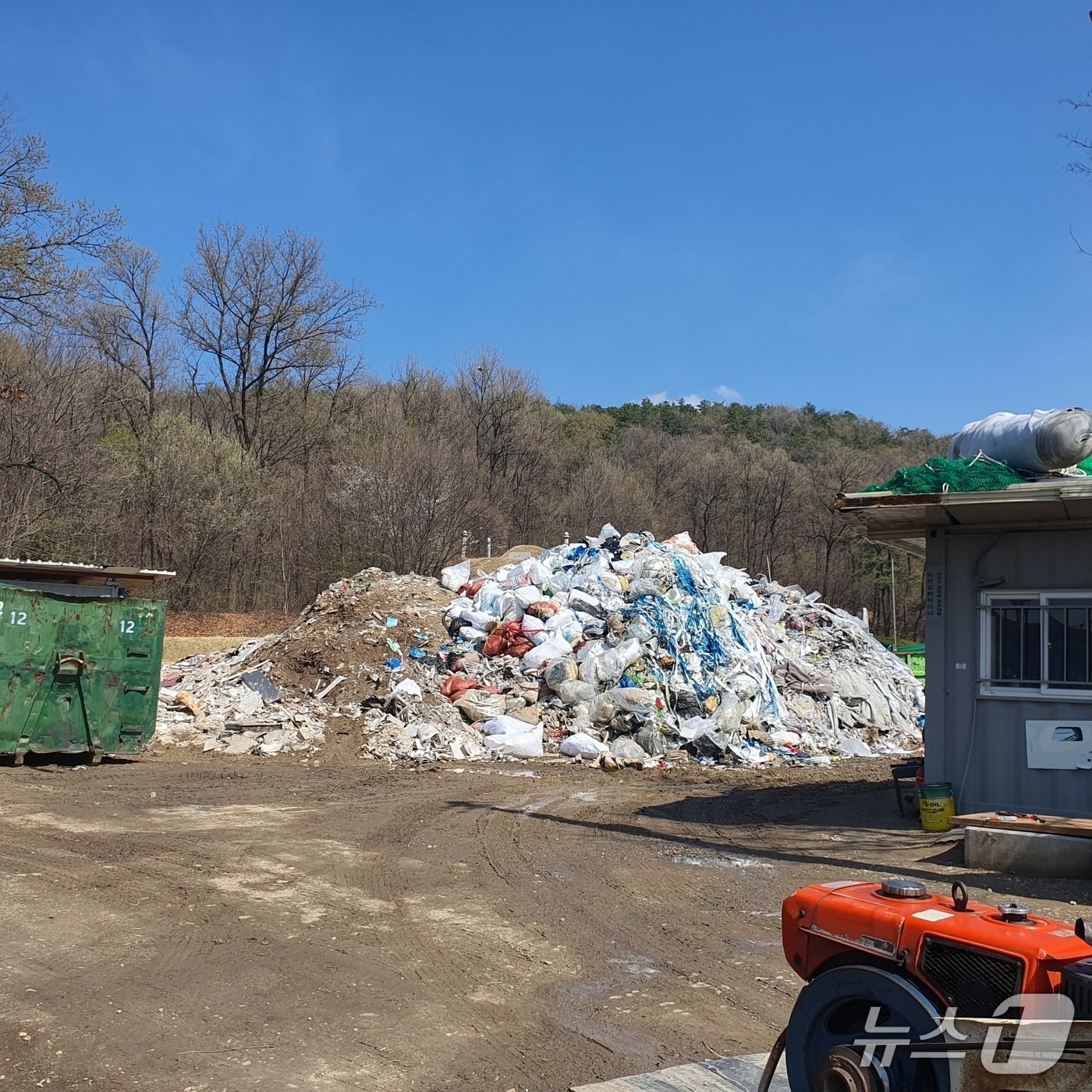 불법 폐기물 방치 현장.(시흥시 제공)