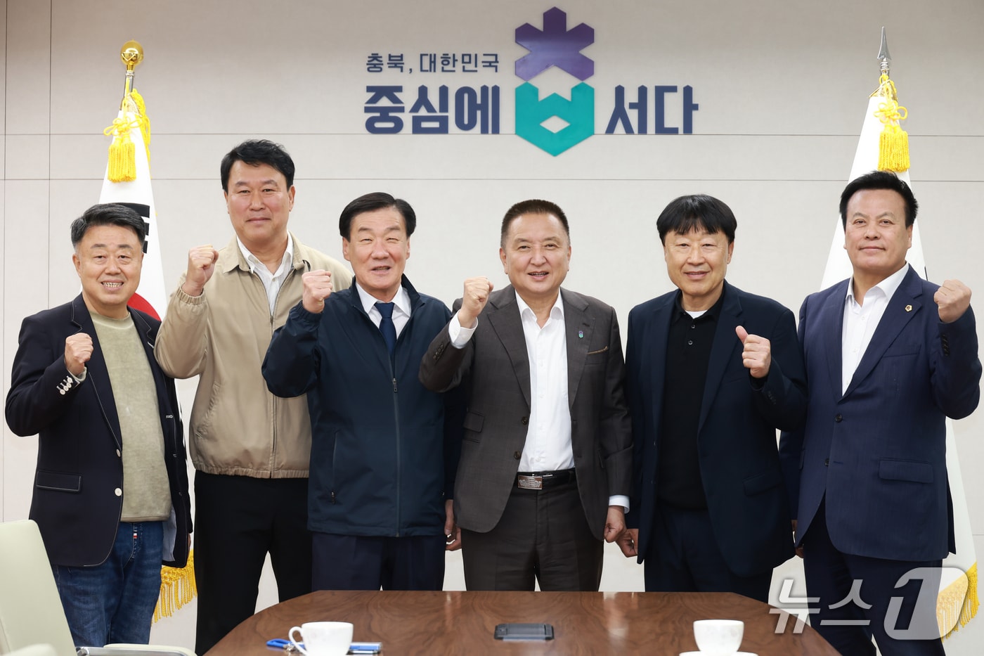 9일 충북도청에서 열린 충북형 돔구장 유치와 2군 프로야구단 창단 면담에서 참석자들이 기념촬영을 하고 있다.