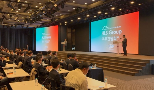 9일 서울 여의도 중소기업중앙회 KBIZ홀에서 열린 '2026 HLB 통합 주주 간담회'에서 진양곤 HLB그룹 의장과 10개 상장사 대표들이 주주질의에 답변하고 있다. (HLB그룹 제공) 