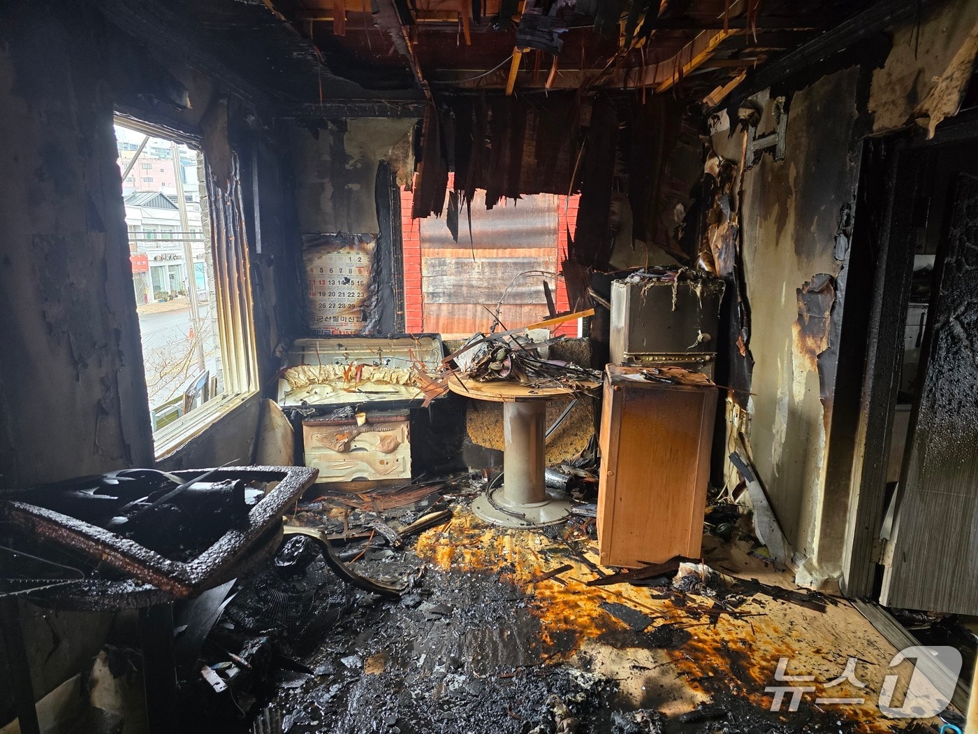 9일 오전 11시께 전북 군산시 문화동의 한 상가 건물 2층에서 불이 났다.(전북소방본부 제공. 재판매 및 DB금지)