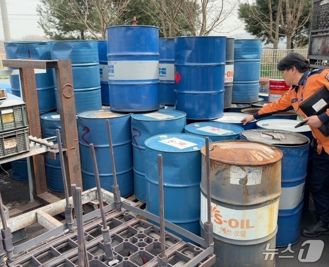 충남소방본부 관계자들이 안전 점검을 진행 중인 모습. (충남소방본부 제공, 재판매 및 DB금지) / 뉴스1