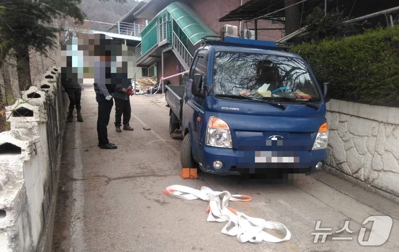 9일 오전 가평군의 철거작업 현장에서 1톤 트럭이 미끄러지면서 작업자 1명이 크게 부상을 당했다. (사진 경기도북부소방재난본부) /뉴스1