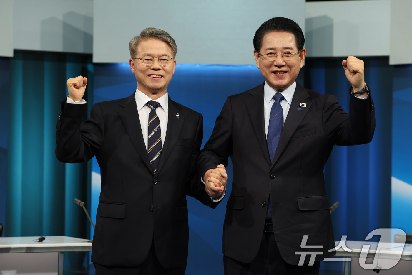 더불어민주당 전남광주통합특별시장 경선후보인 민형배, 김영록 후보가 9일 오후 광주 MBC 공개홀에서 열린 토론회를 앞두고 두 손 맞잡고 건전한 토론을 다짐하고 있다. 2026.4.9 ⓒ 뉴스1 김태성 기자