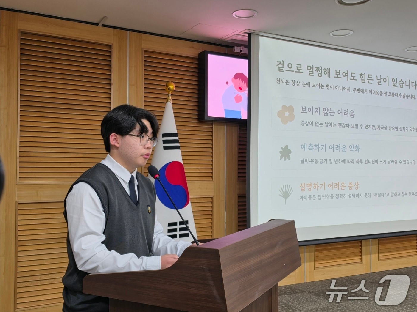 천식을 앓았던 조채훈 군이 9일 서울 영등포구 국회의원회관에서 열린 '기후위기 시대의 천식 아동 건강권 보장을 위한 국회토론회'에서 천식 아동의 건강 사례에 대해 발표하고 있다. ⓒ 뉴스1