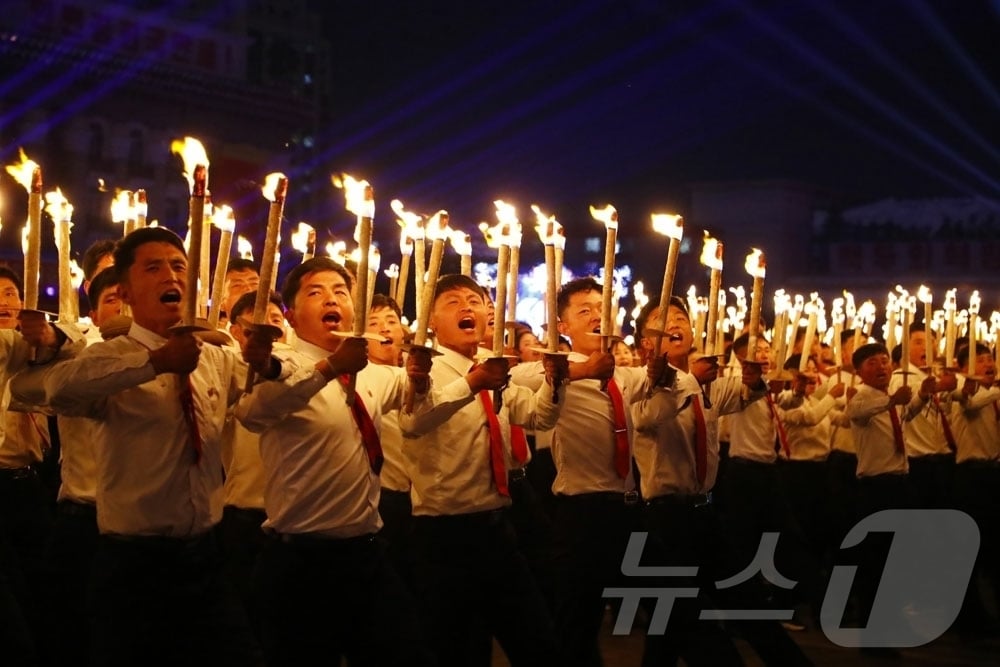 (평양 노동신문=뉴스1) = 북한 노동당 기관지 노동신문은 1일 "사회주의애국청년동맹 제11차 대회 기념 청소년학생들의 야회 및 횃불행진이 4월 30일 저녁 평양에서 진행됐다＂고 보도했다. [국내에서만 사용가능. 재배포 금지. DB 금지. For Use Only in the Republic of Korea. Redistribution Prohibited] rodongphoto@news1.kr