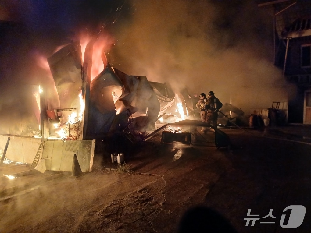 1일 오전 2시19분쯤 경북 의성 봉양면의 한 농가 창고에서 불이 나 소방당국이 진화하고 있다.(경북소방본부 제공. 재판매 및 DB 금지)
