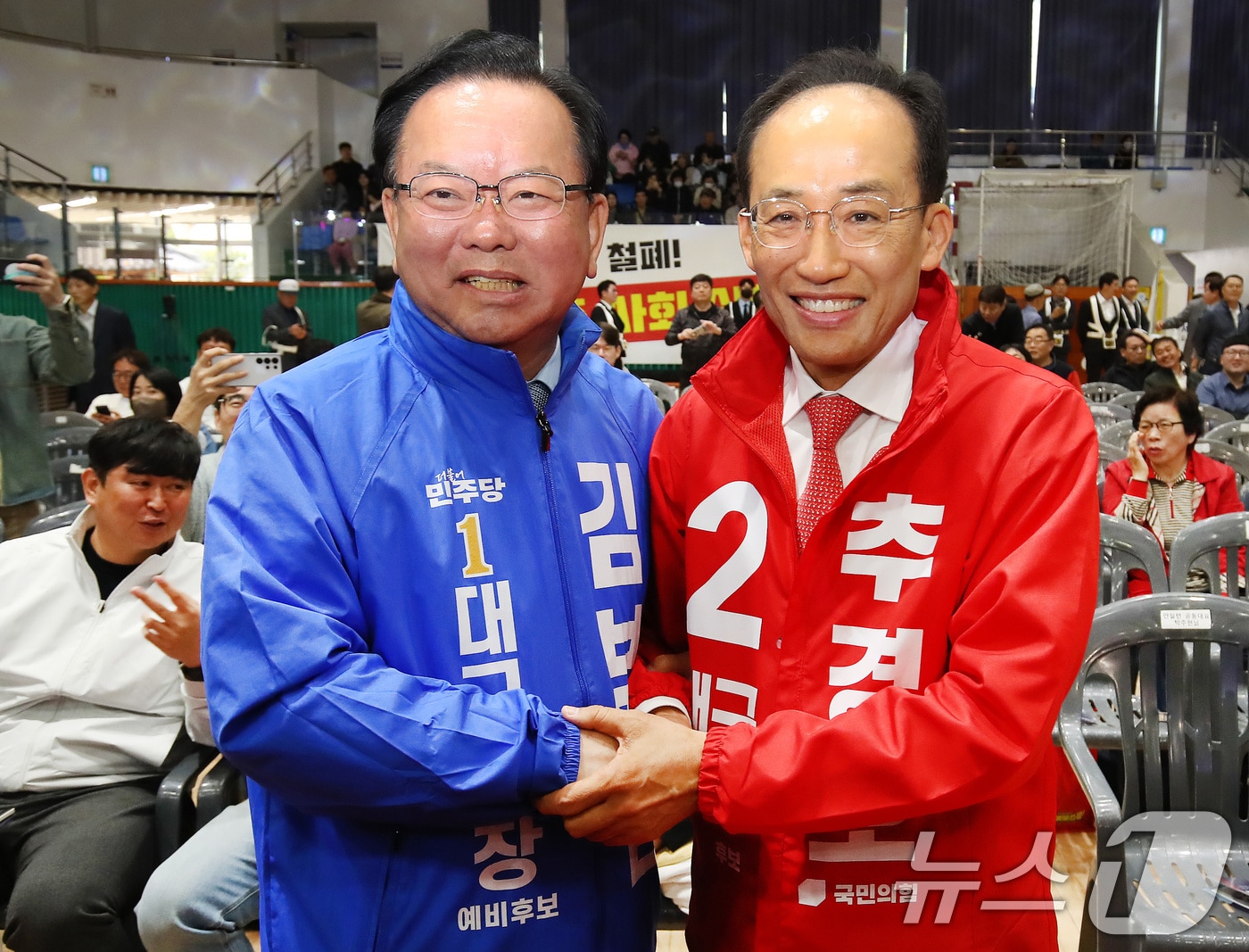 김부겸 더불어민주당 대구시장 후보(왼쪽)와 추경호 국민의힘 대구시장 후보가 지난 1일 오전 대구 북구 시민체육관에서 열린 한국노총 노동절 기념대회에서 만나 악수하고 있다. 2026.5.1 ⓒ 뉴스1 공정식 기자