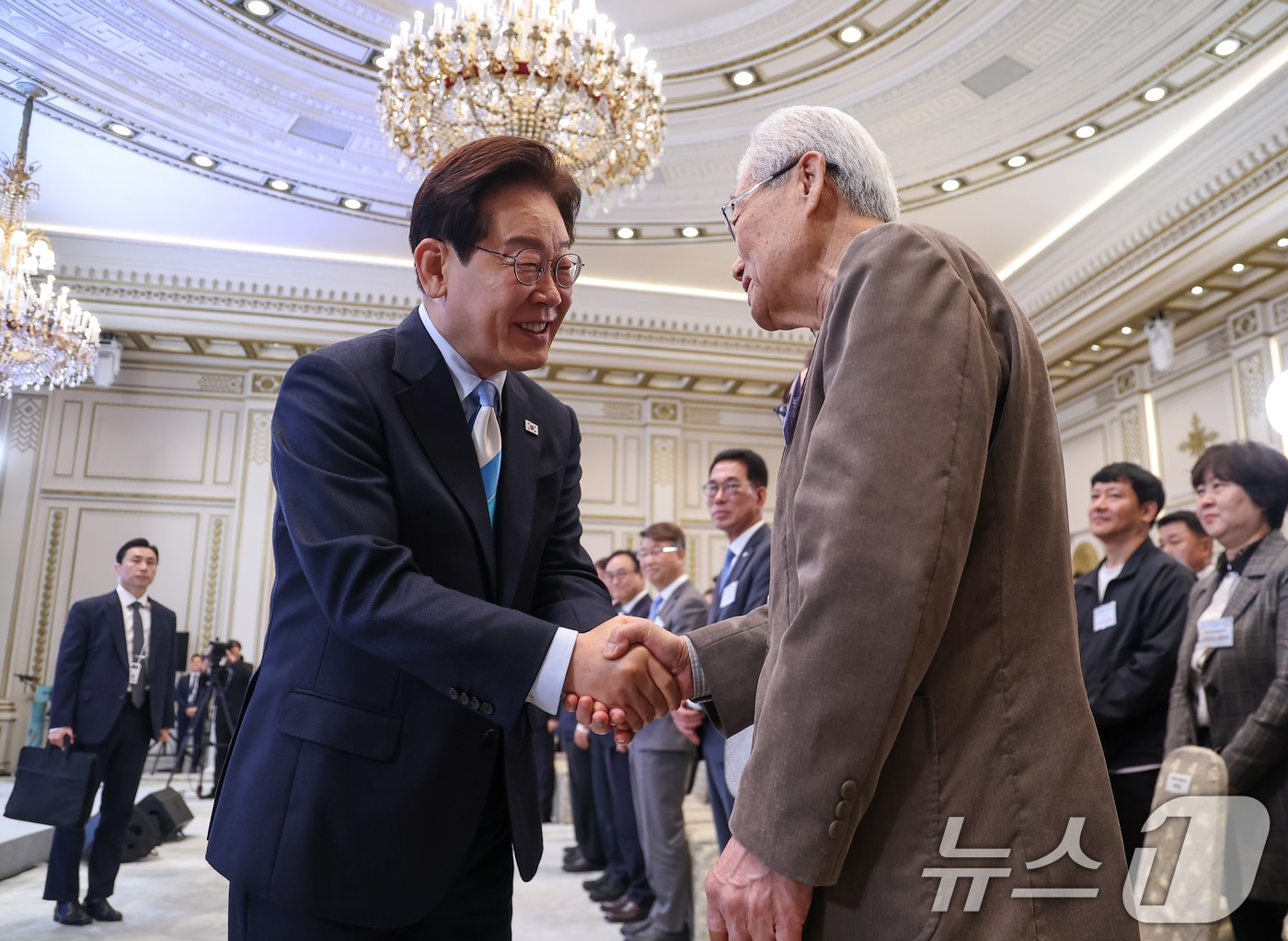 이재명 대통령이 1일 청와대 영빈관에서 열린 2026 노동절 기념식에서 천영세 민주노총 지도위원과 악수하고 있다. 2026.5.1 ⓒ 뉴스1 허경 기자