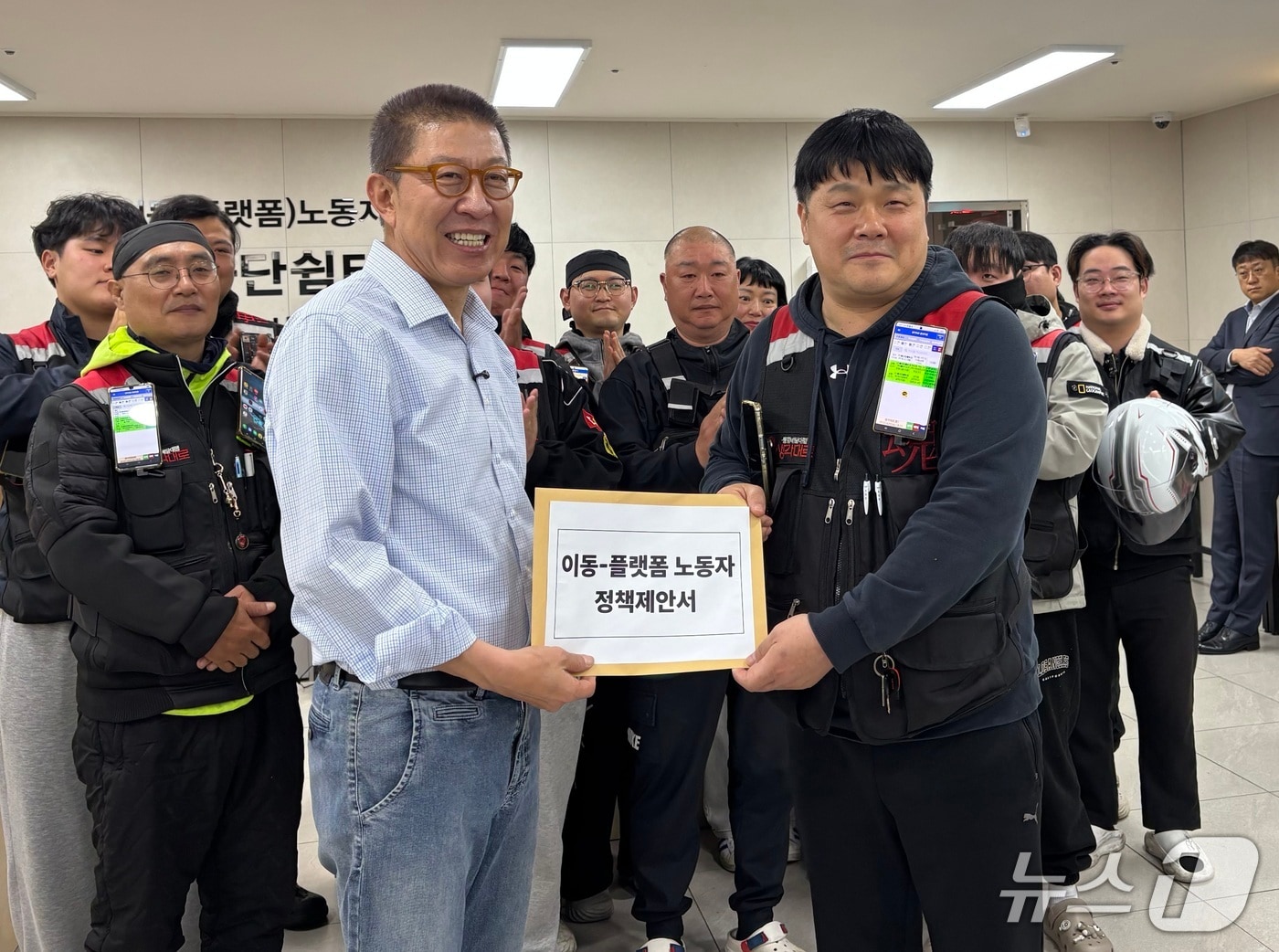 1일 열린 간담회에서 부산 사하구 배달노동자들이 박형준 시장에 정책제안서를 전달하고 있다. 2026.5.1/뉴스1 홍윤 기자