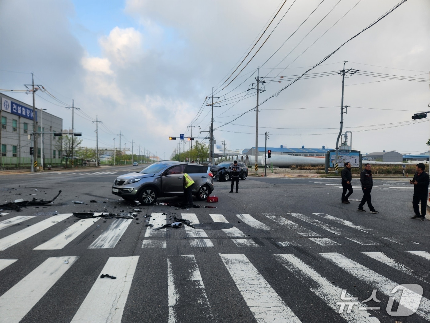 전북 군산시 오식도동 사거리 도로에서 발생한 사고 현장.(전북소방본부 제공. 재판매 및 DB 금지)