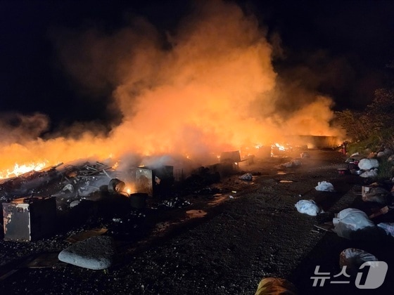 군산어청도 쓰레기 야적장에 난 불이 8시여만에 진화됐다.((전북소방본부 제공, 재판매 및 DB 금지)/뉴스1 