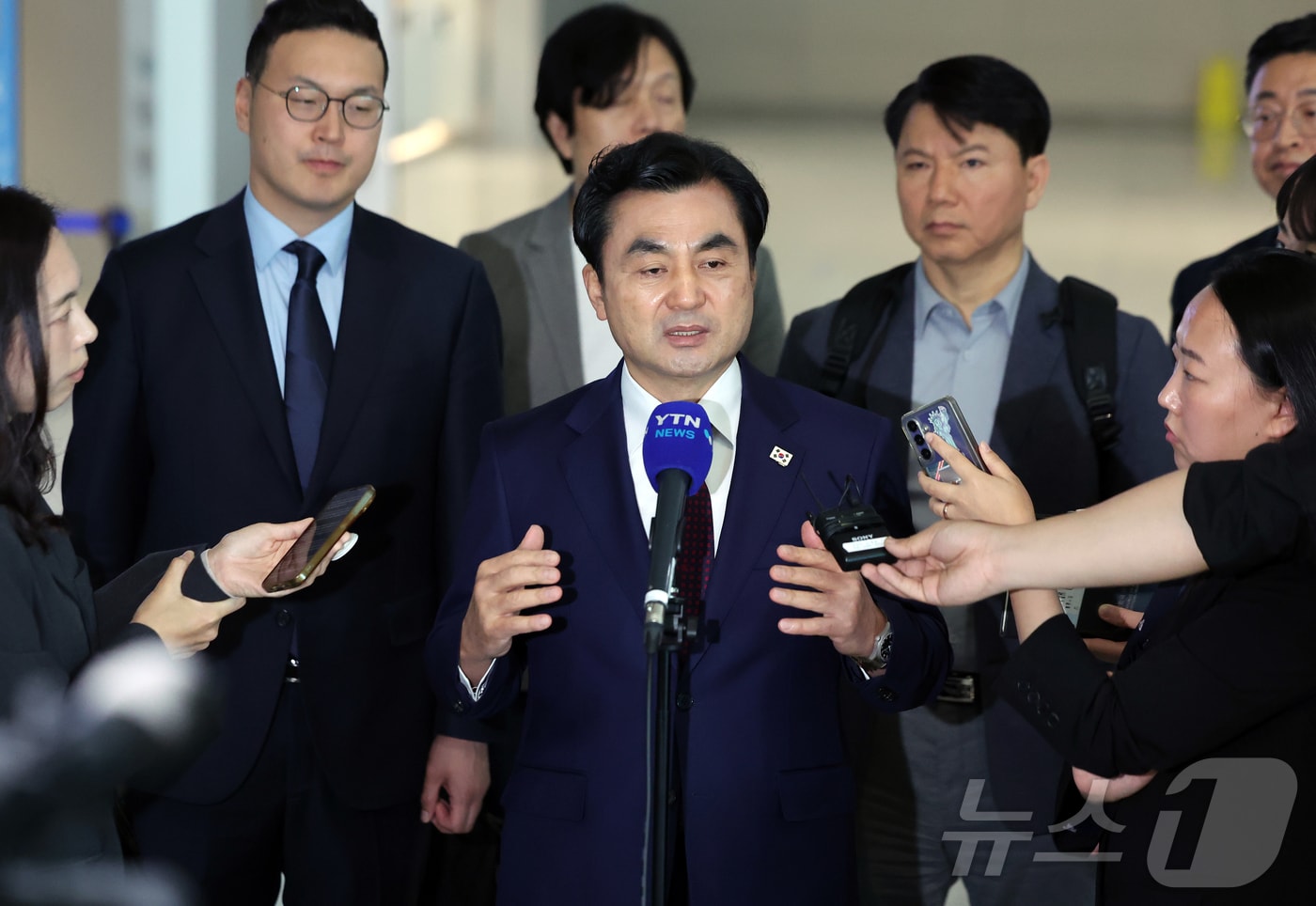 안규백 국방부 장관이 지난 10일 오전 피트 헤그세스 미국 국방부(전쟁부) 장관과 회담을 위해 인천국제공항 제2터미널에서 워싱턴D.C로 출국 전 취재진과 인터뷰를 하고 있다. 2026.5.10 ⓒ 뉴스1 김진환 기자