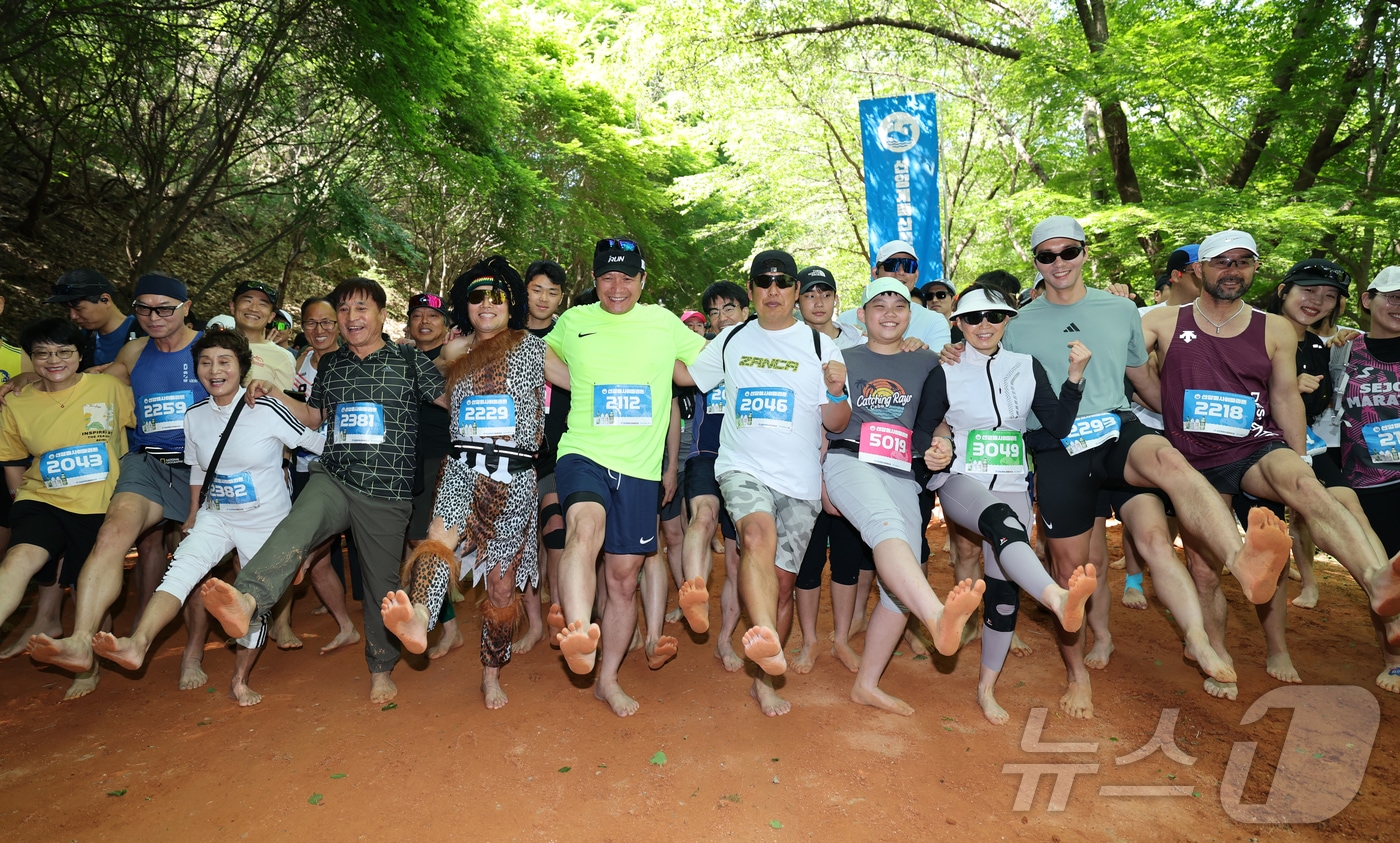 10일 대전 대덕구 계족산 일원에서 열린 제15회 선양계족산맨발축제 마사이마라톤 참가자들이 맨발을 보이고 있다. 2026.5.10 ⓒ 뉴스1 김기태 기자