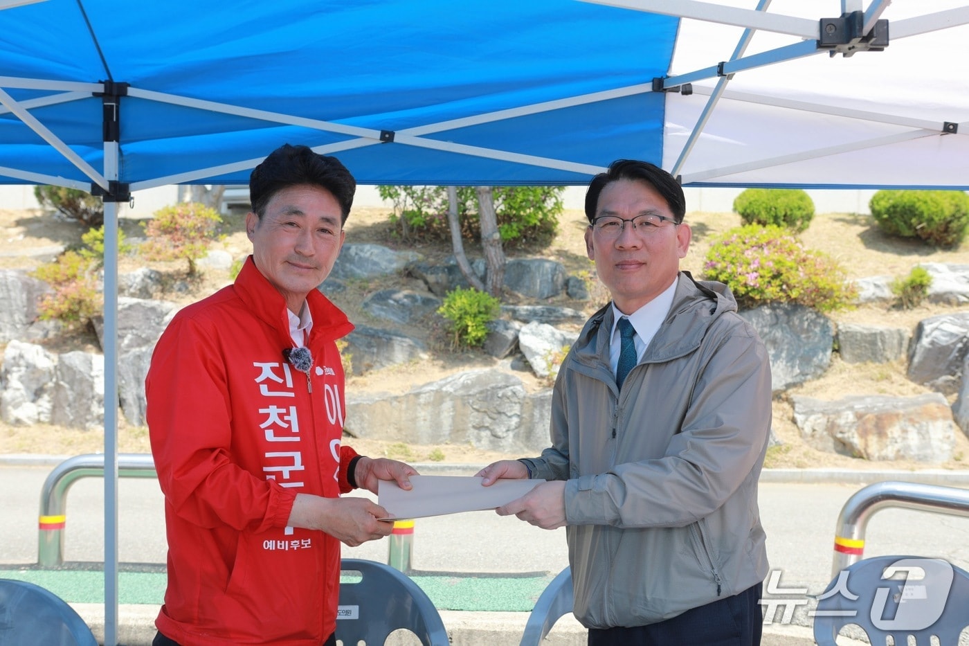 이양섭 국민의힘 진천군수 후보가 10일 김인중 한국농어촌공사 사장에게 정책 건의서를 전달하고 있다.(이양섭 선거사무소 제공. 재판매 및 DB금지)/뉴스1