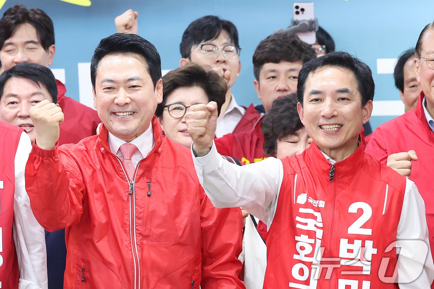 장동혁 국민의힘 대표와 부산 북갑 국회의원 보궐선거에 출마한 박민식 후보가 10일 부산 북구 박 후보 선거사무소에서 열린 선거사무소 개소식에서 참석자들과 파이팅을 외치고 있다. 2026.5.10 ⓒ 뉴스1 신웅수 기자
