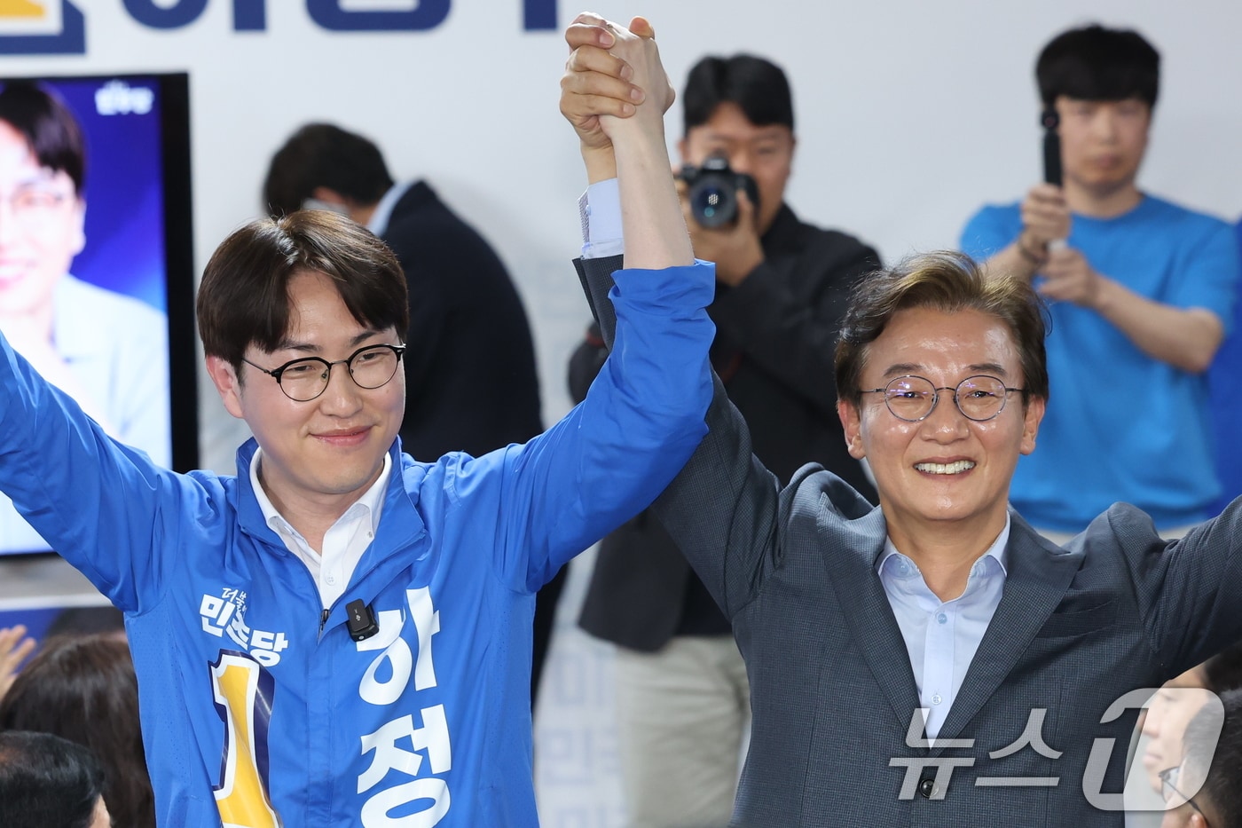 부산 북갑 국회의원 보궐선거에 출마한 하정우 더불어민주당 후보가 지난 10일 부산 북구 자신의 선거사무소 개소식에서 전재수 부산시장 후보와 손을 잡고 지지자들에게 인사하고 있다. 2026.5.10 ⓒ 뉴스1 신웅수 기자