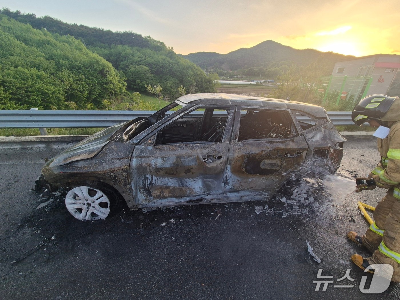 평택부여고속도로 차량 화재 현장. (청양소방서 제공, 재판매 및 DB금지) / 뉴스1