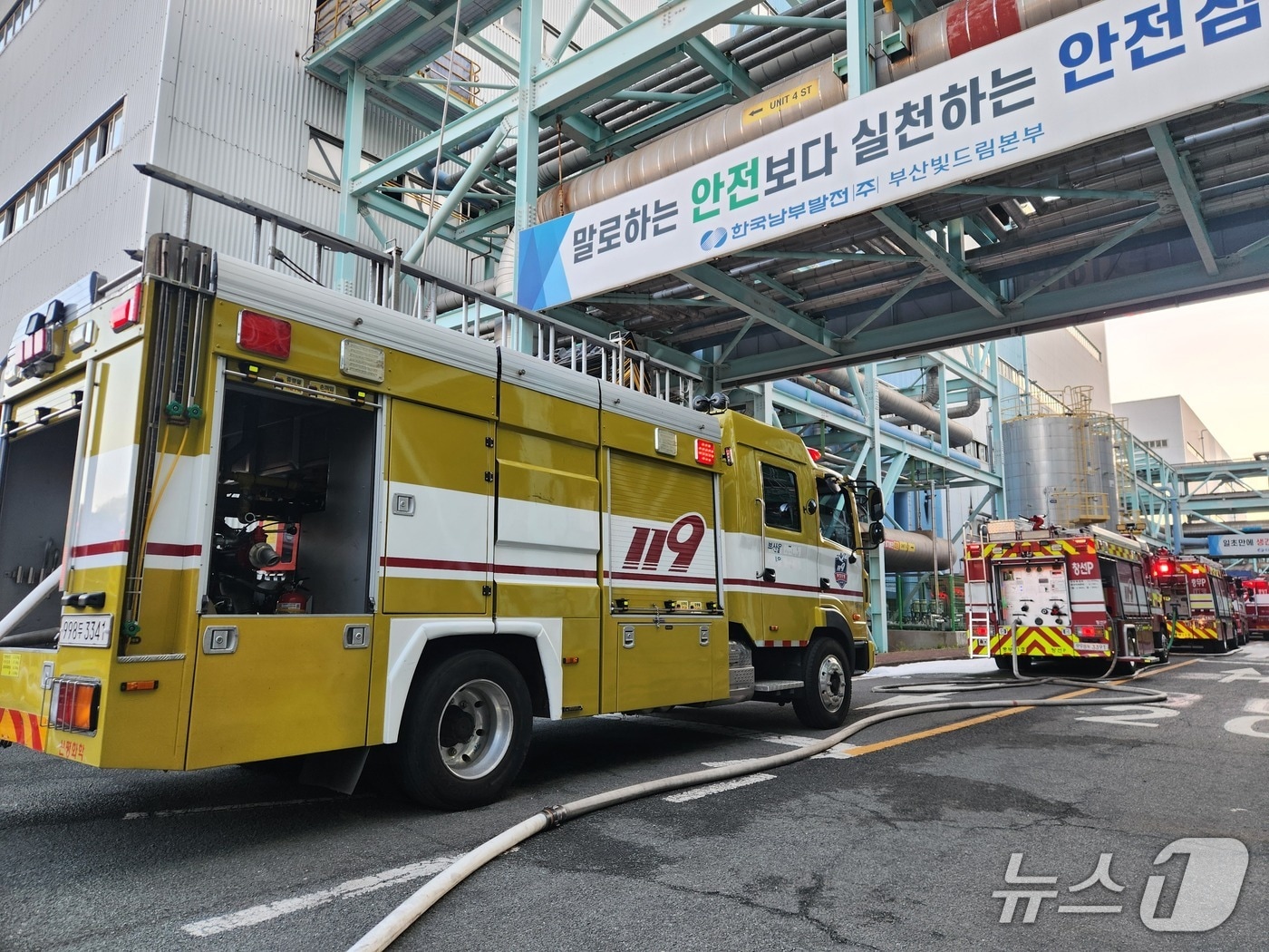 지난 10일 한국남부발전 부산빛드림본부에서 발생한 화재 진압을 위해 출동한 소방장비 모습 (소방 제공. 재판매 및 DB금지)