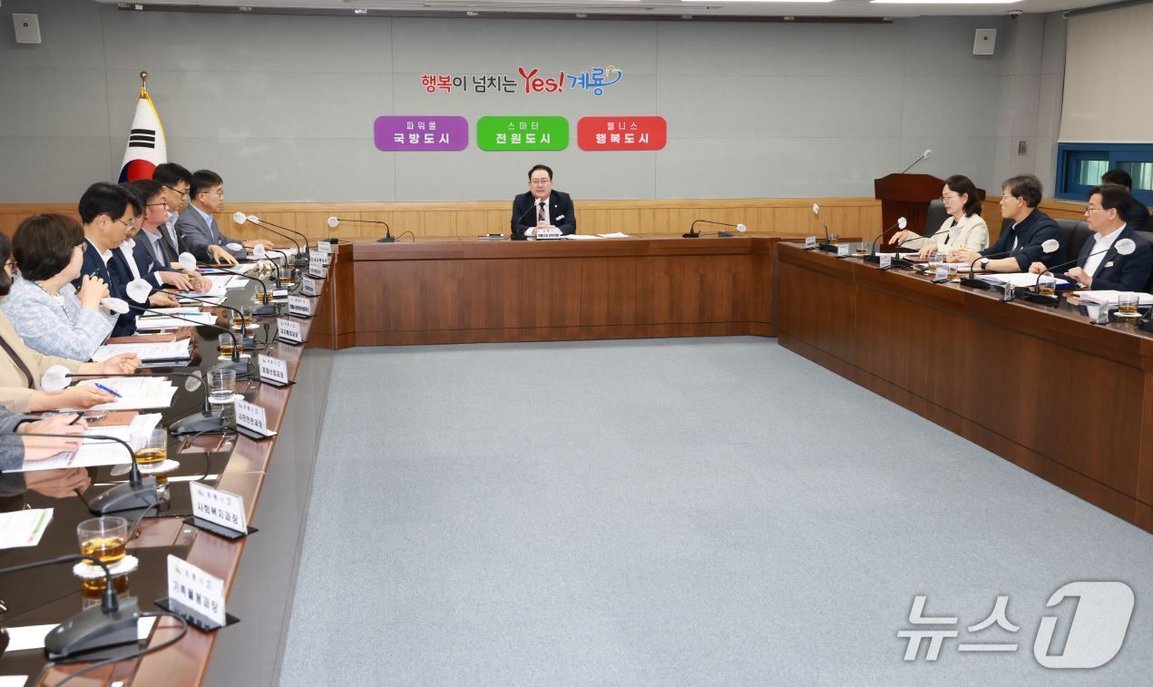 최재성 권한대행은 11일 시청 상황실에서 부서장 회의를 열고 권한대행 체제 운영 방향과 중점 추진사항 등을 공유했다.(계룡시 제공.재판매 및 DB금지)/뉴스1